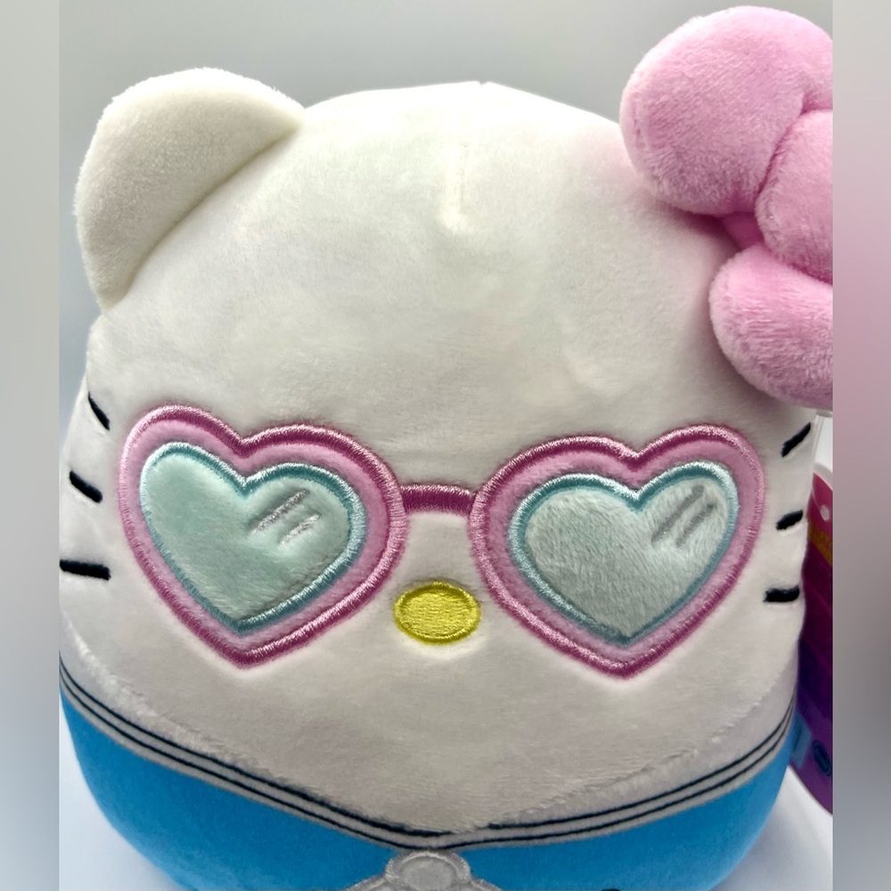 Hello Kitty 8” Sailor Squishmallow - Picture 4 of 11